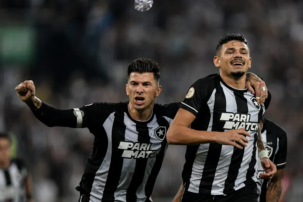 Tiquinho Soares, jogador do Botafogo, comemora seu gol com Victor Cuesta jogador da sua equipe durante partida contra o Fortaleza no Nilton Santos pelo Brasileirão 2023. Foto: Thiago Ribeiro/AGIF