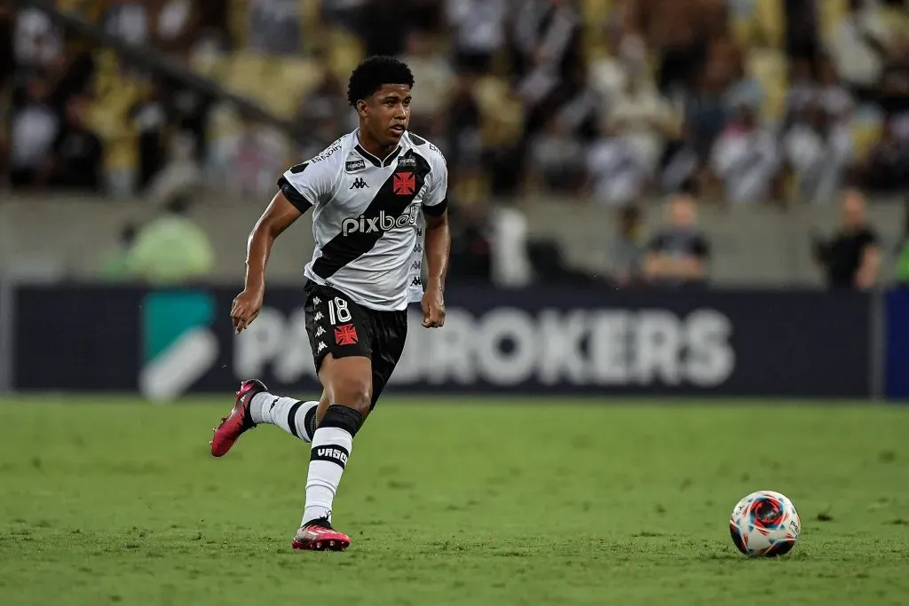 Andrey Santos, jogador do Vasco, durante partida contra o Flamengo no Maracanã pelo Carioca 2023. Foto: Thiago Ribeiro/AGIF