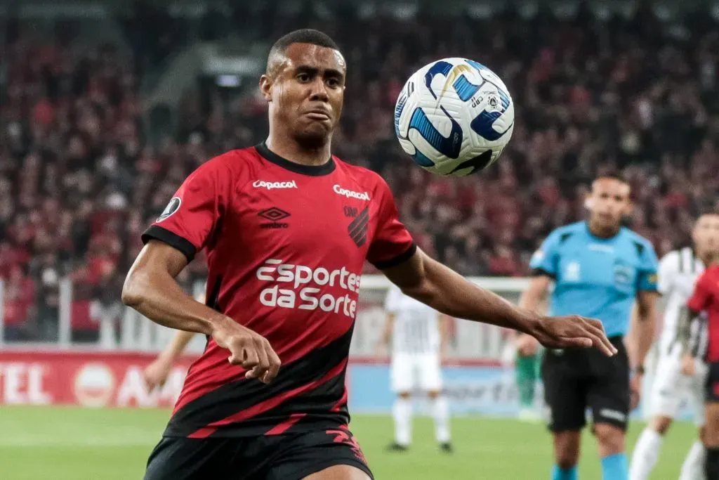 Foto: Robson Mafra/AGIF – Volante Erick vinha sendo utilizado com frequência por Paulo Turra no Athletico-PR