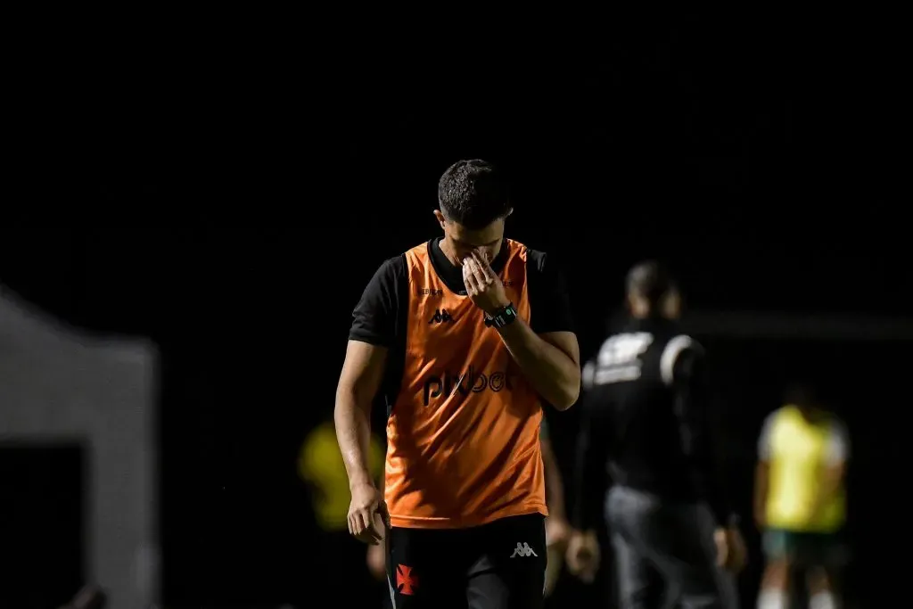 Mauricio Barbieri, ex-técnico do Vasco, durante partida contra o Goiás no estadio São Januário pelo Brasileirão. Foto: Thiago Ribeiro/AGIF