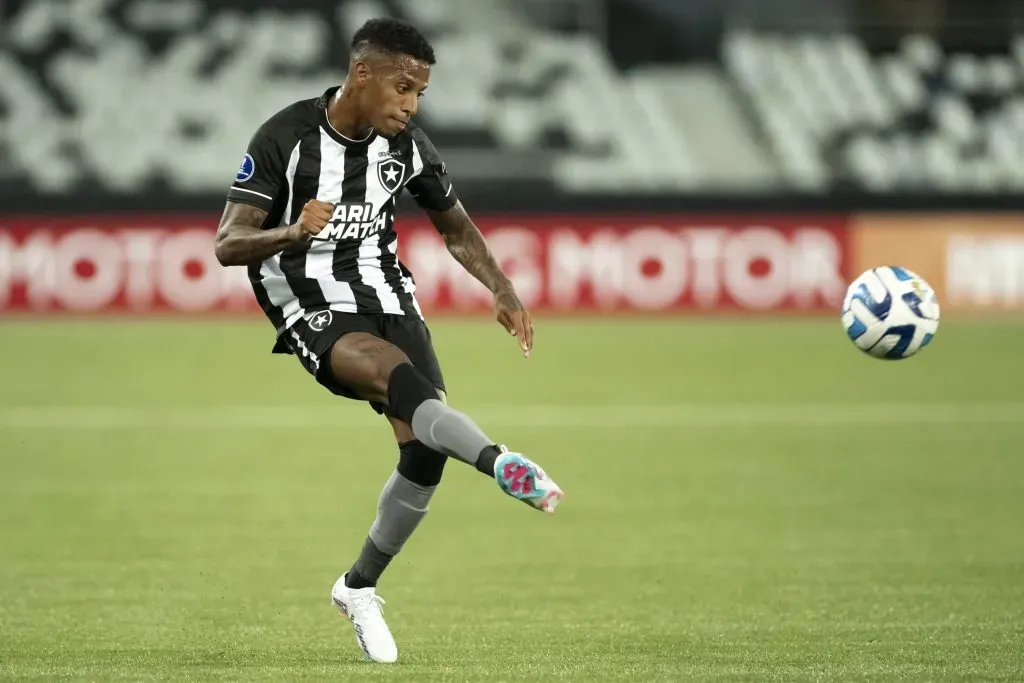 Tche Tche, jogador do Botafogo durante partida contra o Cesar Vallejo no Nilton Santos pela Sul-Americana 2023. Foto: Jorge Rodrigues/AGIF