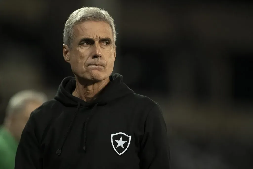 Luis Castro, técnico do Botafogo, durante partida contra o Athletico-PR no Nilton Santos pela Copa do Brasil 2023. Foto: Jorge Rodrigues/AGIF