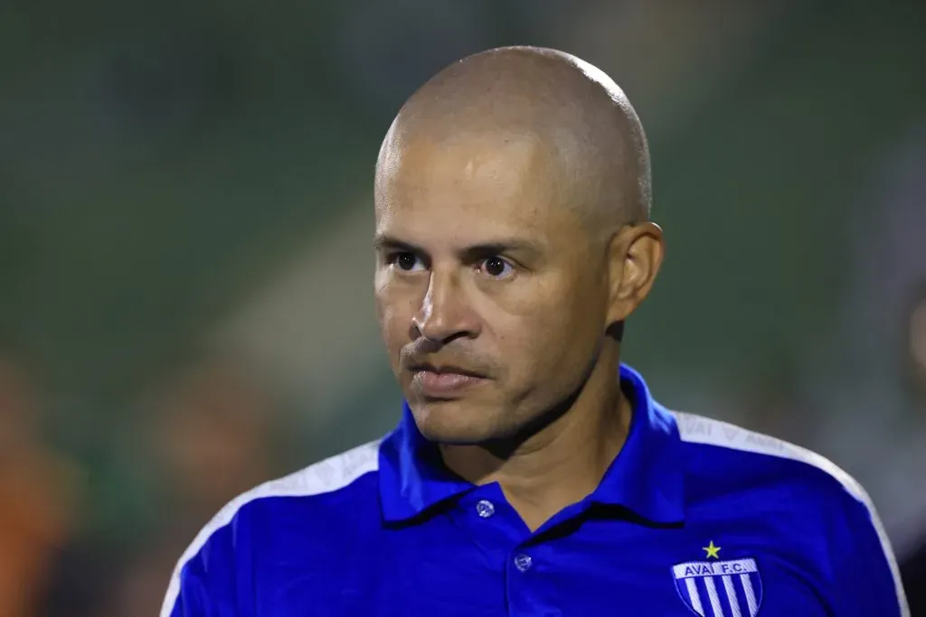 SP – CAMPINAS – 14/04/2023 – BRASILEIRO B 2023, GUARANI X AVAI – Alex de Souza tecnico do Avai  durante partida contra o Guarani no estadio Brinco de Ouro pelo campeonato BRASILEIRO B 2023. Foto: Marcello Zambrana/AGIF