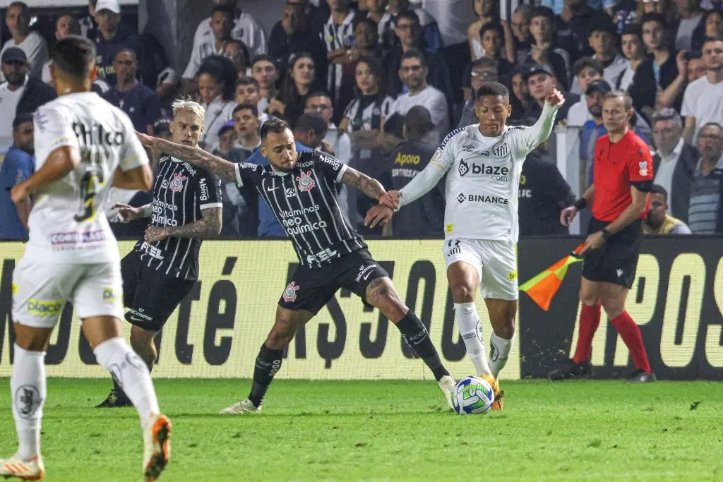 Foto: Fernanda Luz/AGIF – Ângelo em ação no clássico contra o Corinthians.