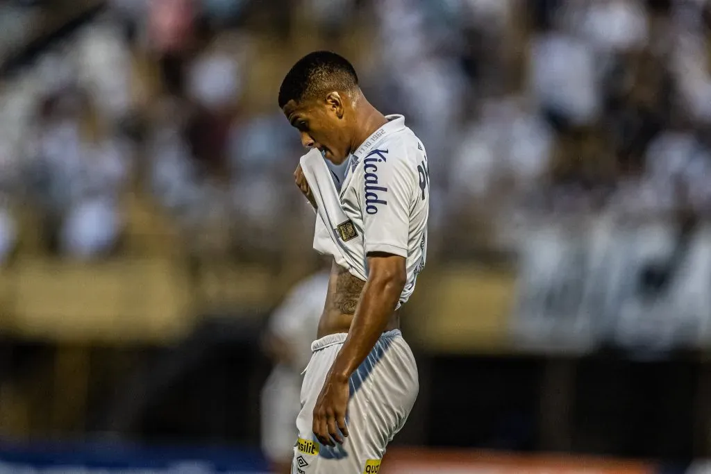 Foto: Raul Baretta/Santos FC – Ângelo recebeu proposta do Flamengo no início do ano, mas preferiu ficar no Santos