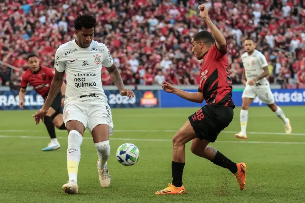 Foto: Robson Mafra/AGIF – Gil em ação na derrota para o CAP.