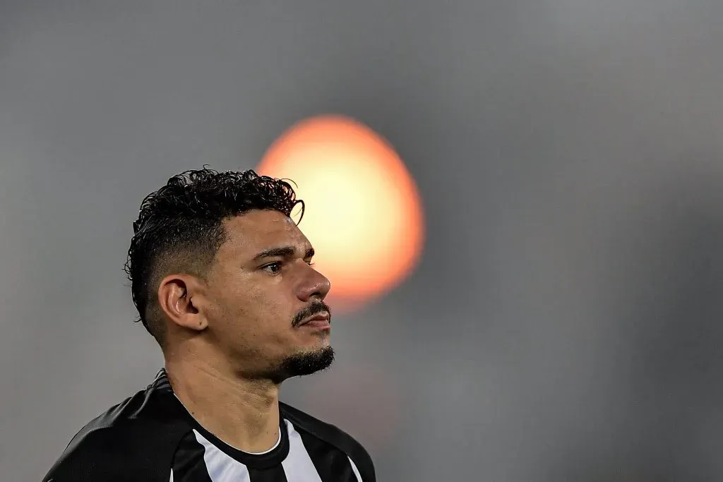 Tiquinho Soares jogador do Botafogo durante partida contra o Fortaleza no estadio Engenhao pelo campeonato BRASILEIRO A 2023. Foto: Thiago Ribeiro/AGIF