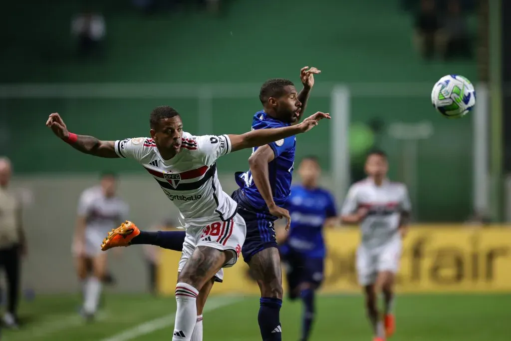 Foto: Gilson Lobo/AGIF – Wesley em disputa com Caio Paulista.