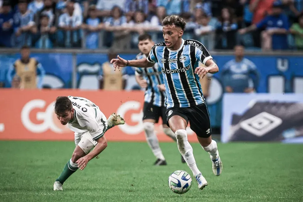 Bitello jogador do Gremio durante partida contra o Coritiba na Arena do Gremio pelo Brasileirão 2023. Foto: Maxi Franzoi/AGIF