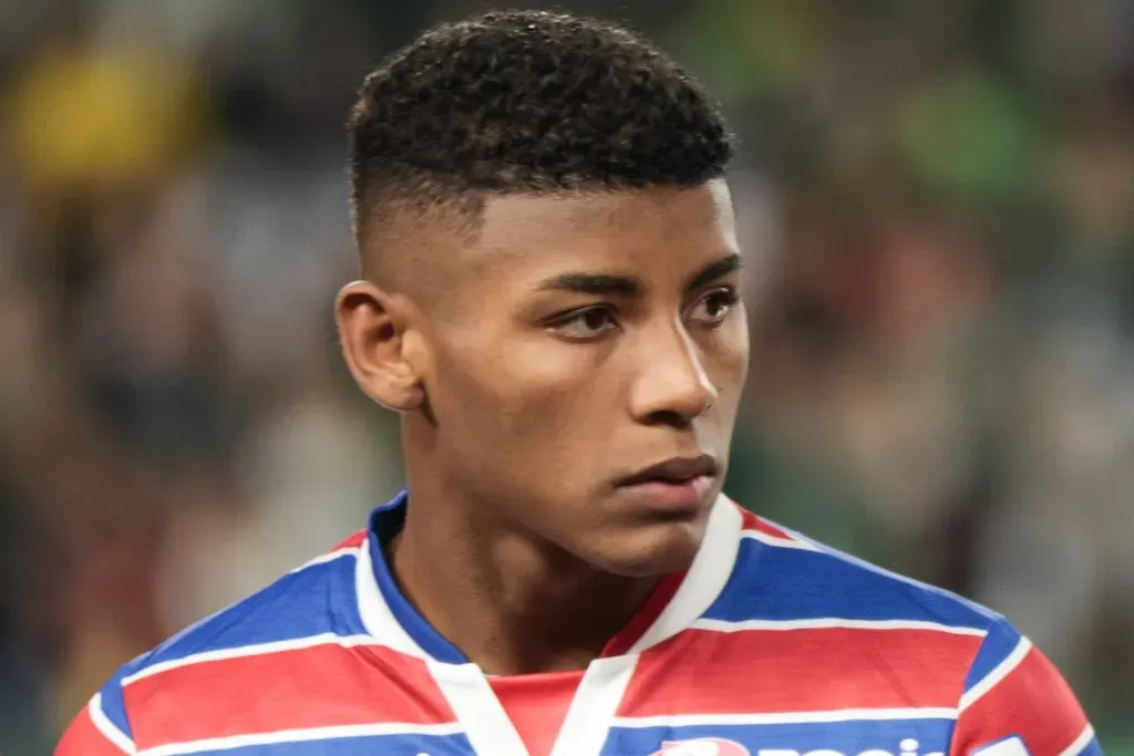 PR – CURITIBA – 23/04/2023 – BRASILEIRO A 2023, CORITIBA X FORTALEZA – Hercules jogador do Fortaleza durante execucao do hino nacional antes da partida contra o Coritiba no estadio Couto Pereira pelo campeonato BRASILEIRO A 2023. Foto: Robson Mafra/AGIF