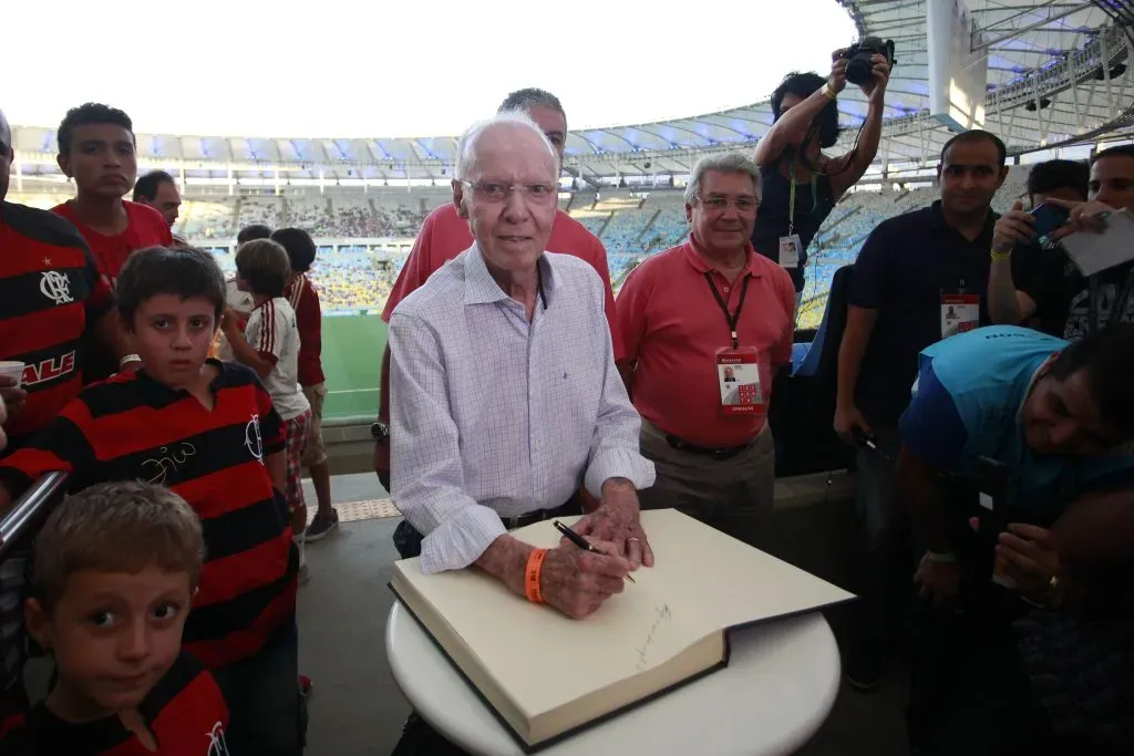 RIO DE JANEIRO – RJ – 29/01/2014 – ZAGALLO ASSINA LIVRO DE OURO DO MARACANA – Zagallo assina Livro de Ouro do Maracana esta tarde antes da partida entre Flamengo x Fluminense pelo Carioca 2014 no Maracana. Foto: Wagner Meier/AGIF