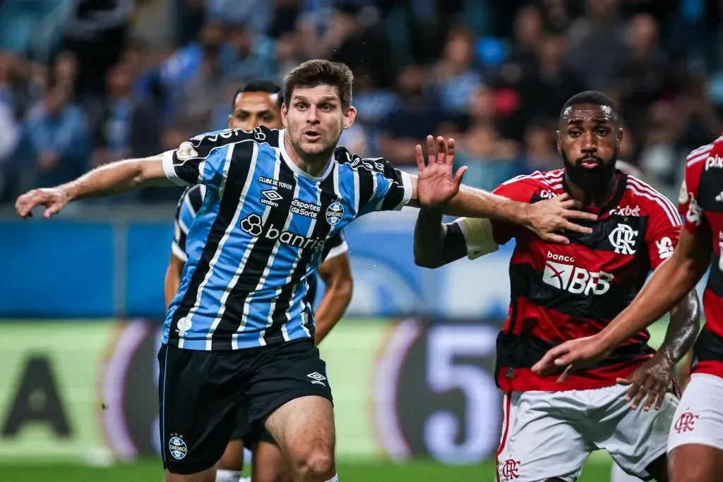 Foto interna: Maxi Franzoi/AGIF – Flamengo de Gerson foi superado pelo Grêmio