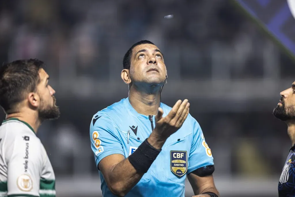 Foto: Abner Dourado/AGIF – O árbitro Wagner do Nascimento Magalhães foi alvo de muitas críticas