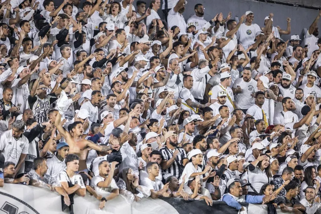 SP – SANTOS – 26/10/2023 – BRASILEIRO A 2023, SANTOS X CORITIBA – Torcida durante partida entre Santos e Coritiba no estadio Vila Belmiro pelo campeonato Brasileiro A 2023.  Foto: Abner Dourado/AGIF