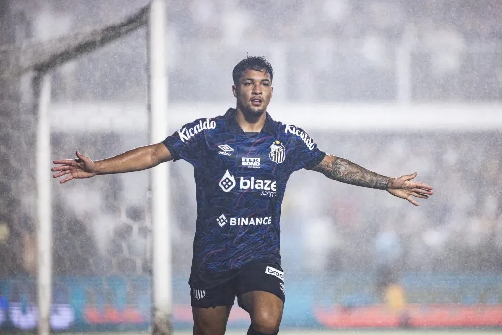 SANTOS X CORITIBA – Marcos Leonardo comemora seu gol durante partida contra o Coritiba Foto: Abner Dourado/AGIF