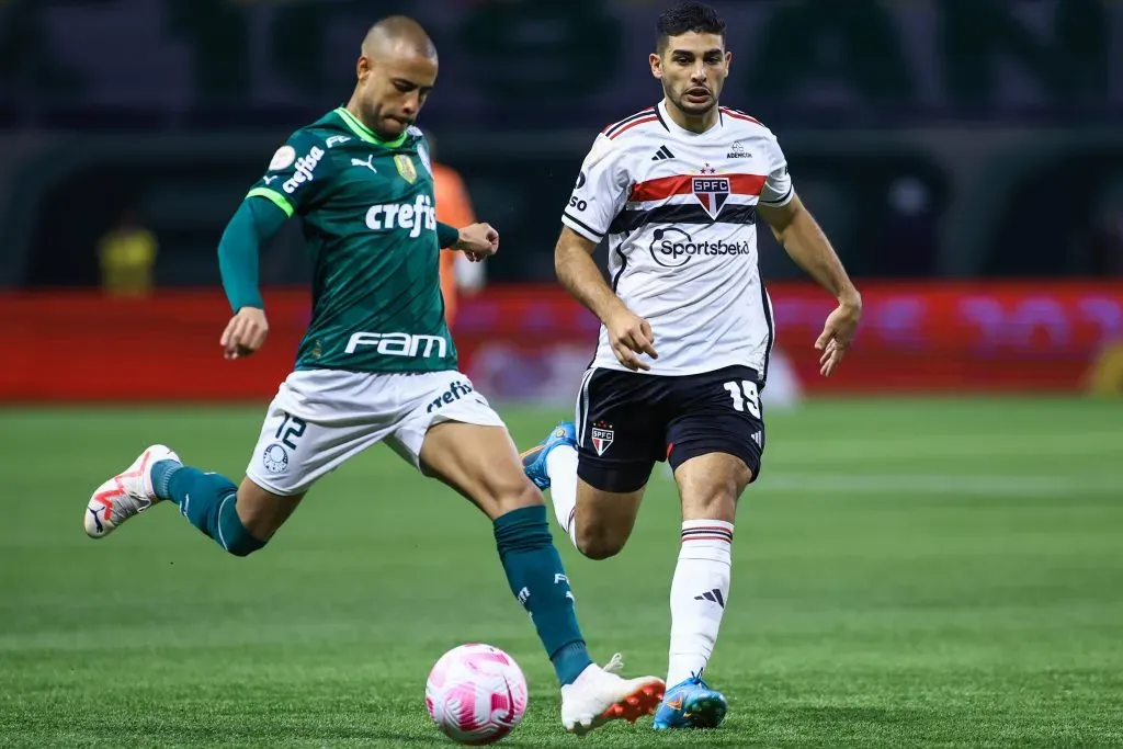 SP – SAO PAULO – 25/10/2023 – BRASILEIRO A 2023, PALMEIRAS X SAO PAULO – Mayke jogador do Palmeiras disputa lance com Michel Araujo jogador do Sao Paulo durante partida no estadio Arena Allianz Parque pelo campeonato Brasileiro A 2023. Foto: Marcello Zambrana/AGIF