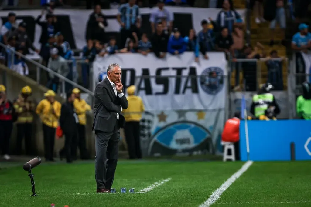 Foto: Maxi Franzoi/AGIF – Treinador na área técnica diante do Grêmio.