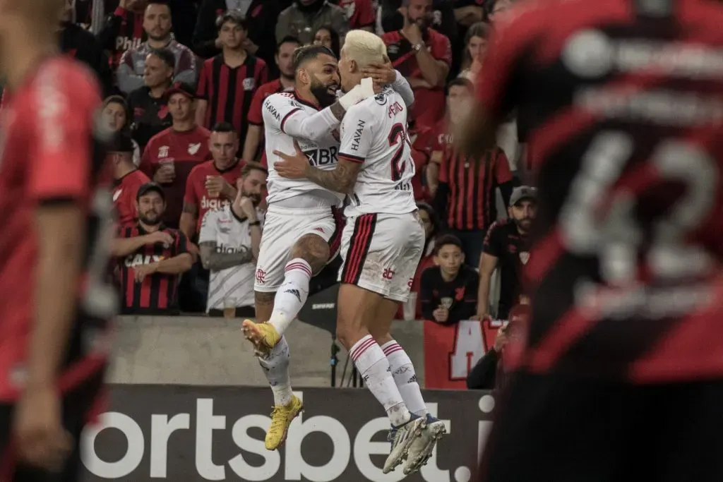 Pedro e Gabriel Barbosa comemorando um gol durante partida contra o Athletico Paranaense – Foto: Robson Mafra/AGIF