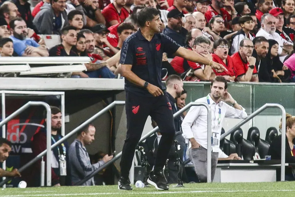 PR – CURITIBA – 25/10/2023 – BRASILEIRO A 2023, ATHLETICO-PR X AMERICA-MG – Wesley Carvalho tecnico do Athletico-PR durante partida contra o America-MG no estadio Arena da Baixada pelo campeonato Brasileiro A 2023. Foto: Gabriel Machado/AGIF