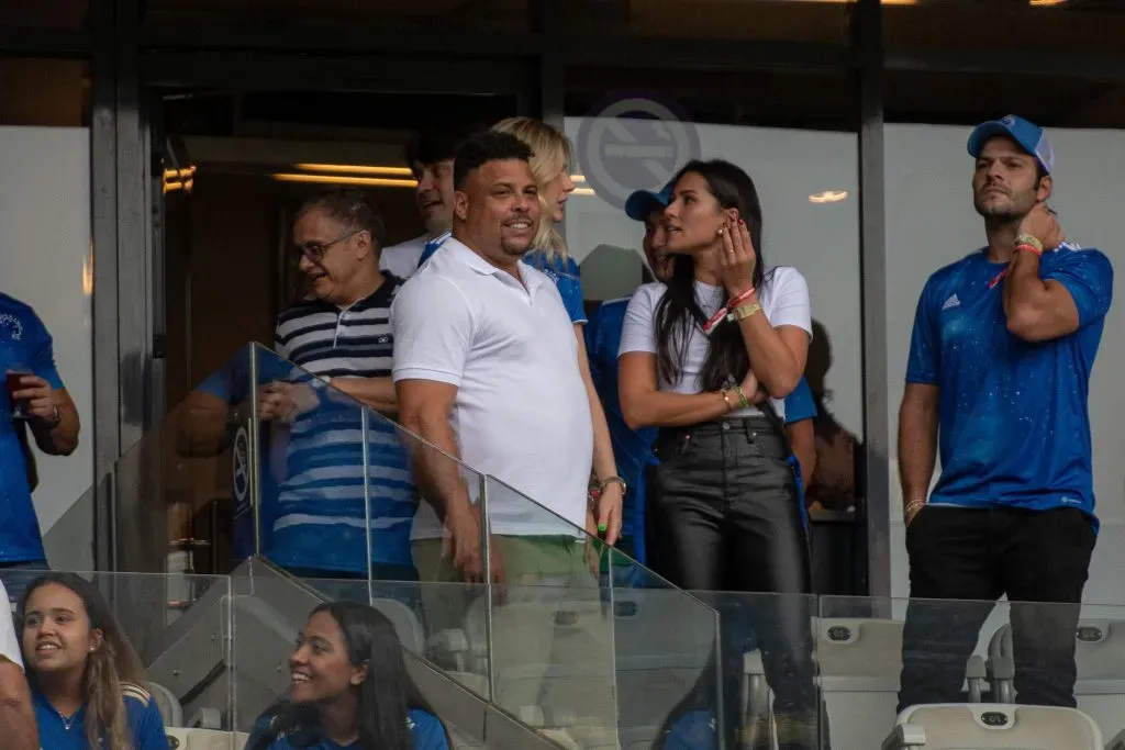 Ronaldo cumprimenta a torcida em jogo do Cruzeiro. Foto: Alessandra Torres/AGIF