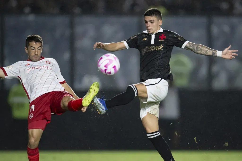 Gabriel Pec, jogador do Vasco, em lance na derrota contra o Internacional Campeonato Brasileiro 2023 – Foto: Jorge Rodrigues/AGIF