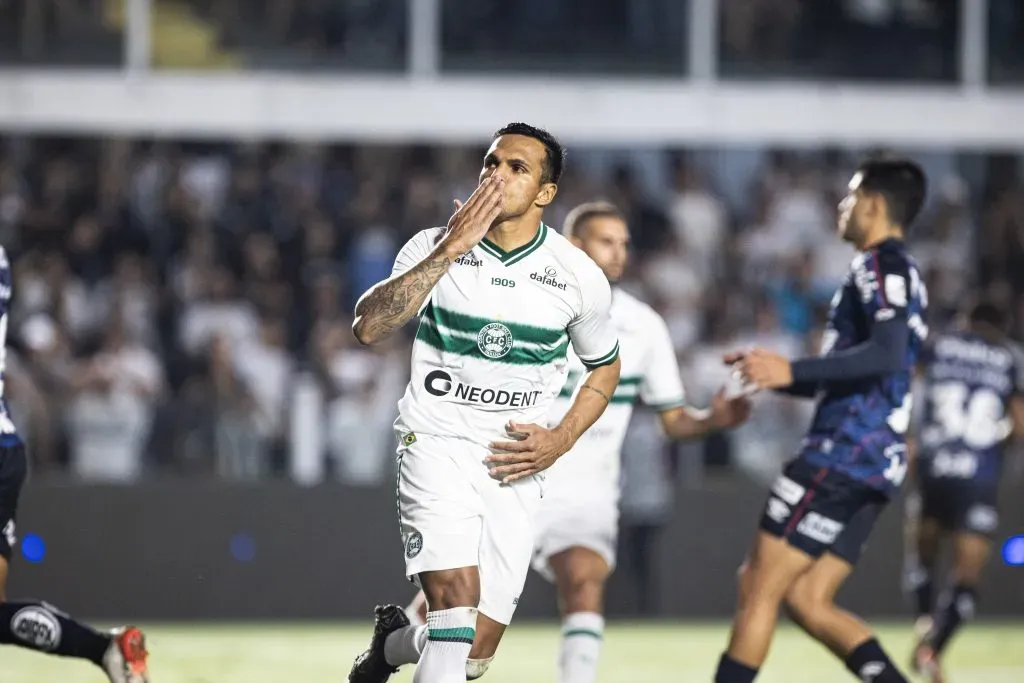 Foto: Abner Dourado/AGIF – Robson comemorando gol contra o Coxa