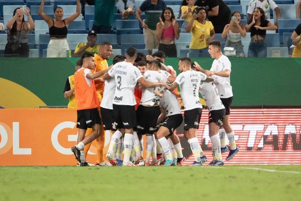 Romero comemora seu gol com jogadores do seu time na vitória do Corinthians contra o Cuiabá – Campeonato Brasileiro 2023 – Foto: Gil Gomes/AGIF