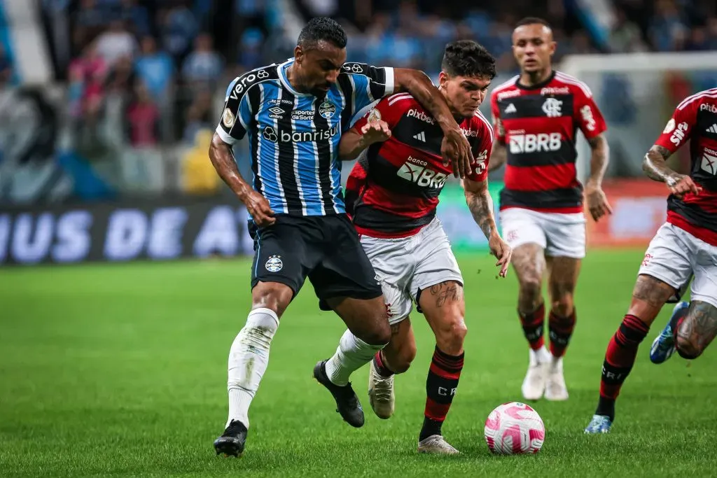 Foto: Maxi Franzoi/AGIF – Galdino jogador do Gremio disputa lance com Ayrton Lucas jogador do Flamengo durante partida no estadio Arena do Gremio pelo campeonato Brasileiro A 2023.