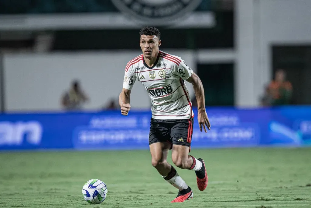 GO – GOIANIA – 20/09/2023 – BRASILEIRO A 2023, GOIAS X FLAMENGO – Victor Hugo  jogador do Flamengo durante partida contra o Goias no estadio Serrinha pelo campeonato Brasileiro A 2023. Foto: Heber Gomes/AGIF