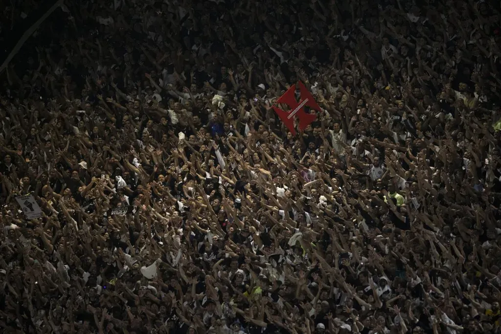 RJ – RIO DE JANEIRO – 18/10/2023 – BRASILEIRO A 2023, VASCO X FORTALEZA – Torcida do Vasco durante partida contra Fortaleza no estadio Sao Januario pelo campeonato Brasileiro A 2023. Foto: Jorge Rodrigues/AGIF