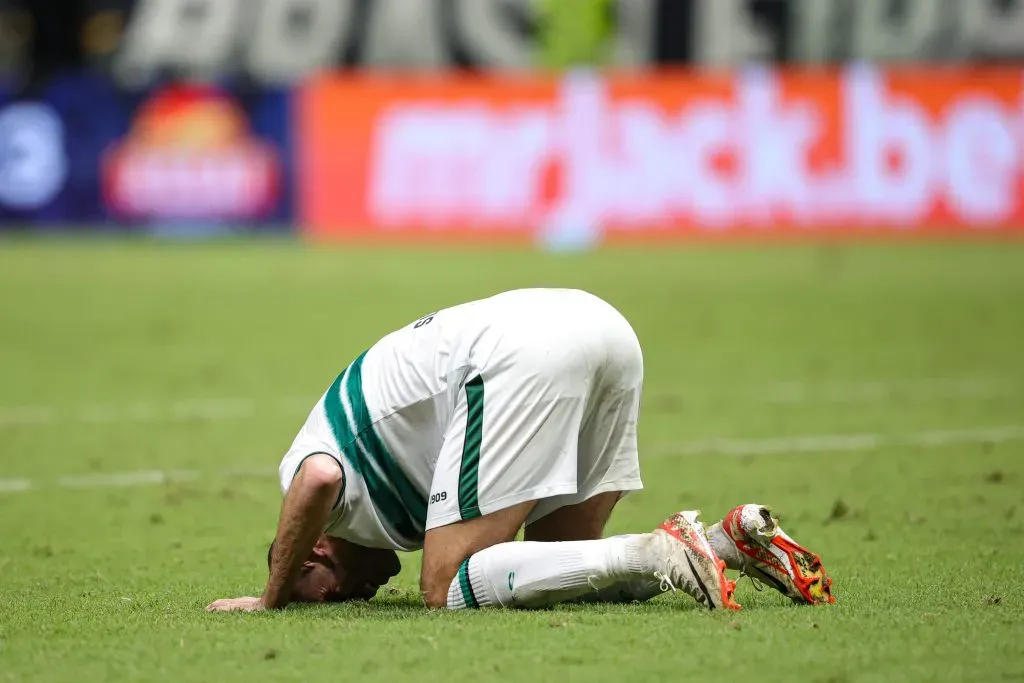 Foto: Gilson Lobo/AGIF – Slimani jogador do Coritiba comemora seu gol durante partida contra o Atletico-MG no estadio Arena MRV pelo campeonato Brasileiro A 2023.