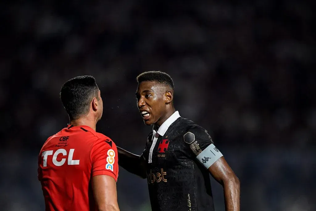 RJ – RIO DE JANEIRO – 07/10/2023 – BRASILEIRO A 2023, VASCO X SAO PAULO – Leo jogador do Vasco reclama com a arbitragem durante partida contra o Sao Paulo no estadio Sao Januario pelo campeonato Brasileiro A 2023. Foto: Thiago Ribeiro/AGIF