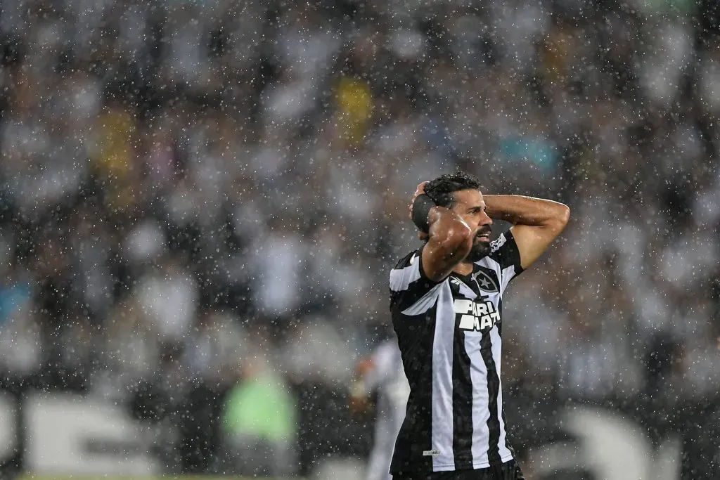 RJ – RIO DE JANEIRO – 02/10/2023 – BRASILEIRO A 2023, BOTAFOGO X GOIAS – Diego Costa jogador do Botafogo lamenta durante partida contra o Goias no estadio Engenhao pelo campeonato Brasileiro A 2023. Foto: Thiago Ribeiro/AGIF