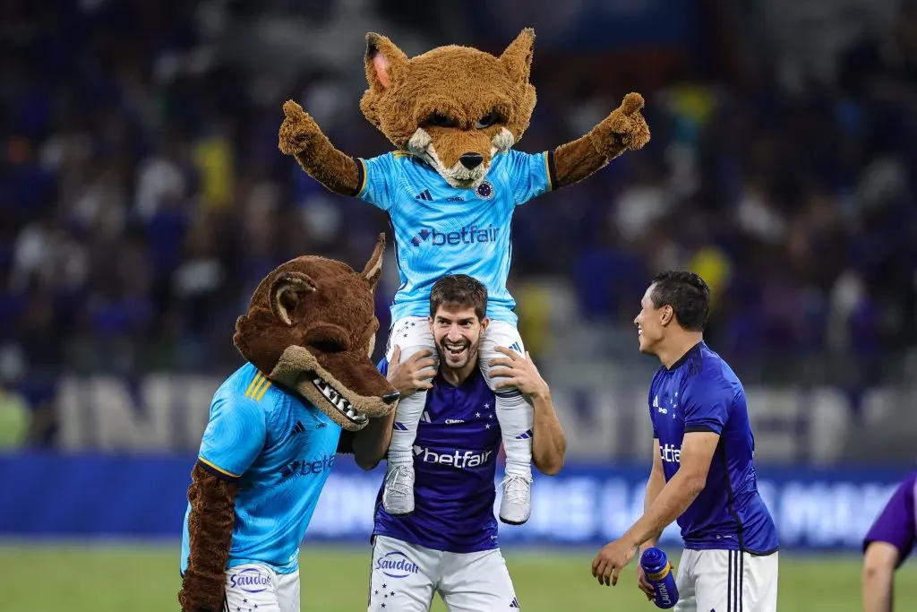 Jogador do Cruzeiro comemoram a vitoria ao final da partida contra o Bahia no estadio Mineirao pelo campeonato Brasileiro A 2023. Foto: Gilson Lobo/AGIF