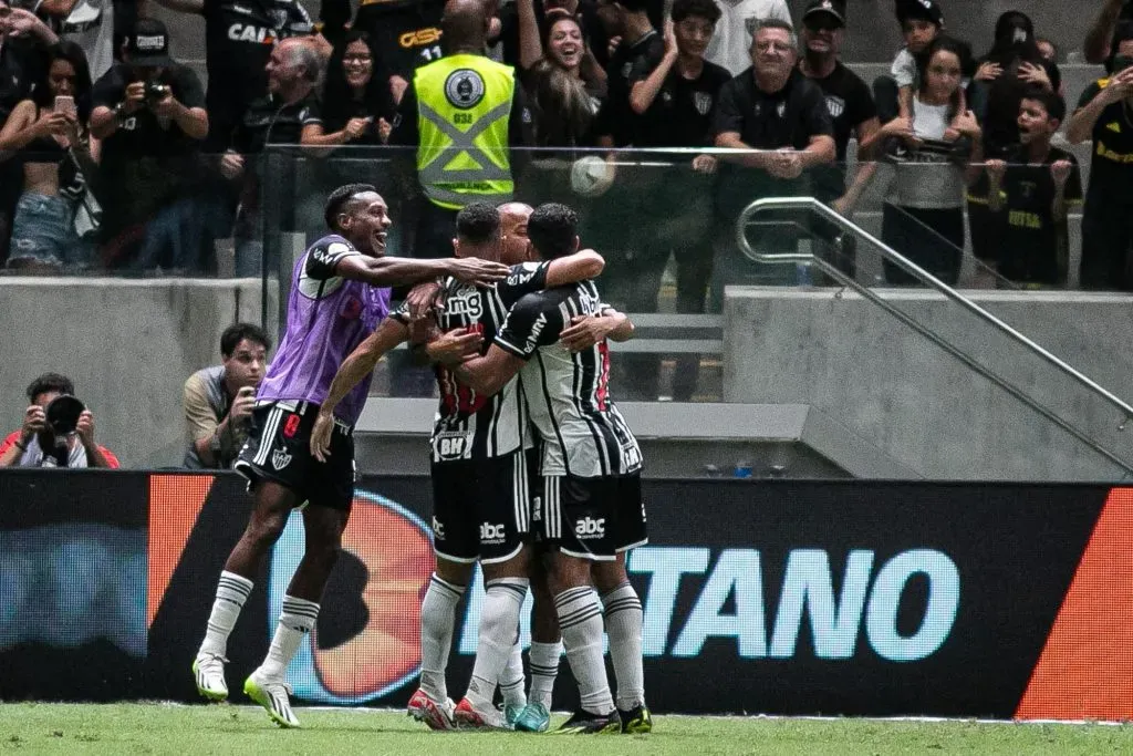 Foto: Fernando Moreno/AGIF – Jogadores do Galo comemorando um dos gols de Paulinho.