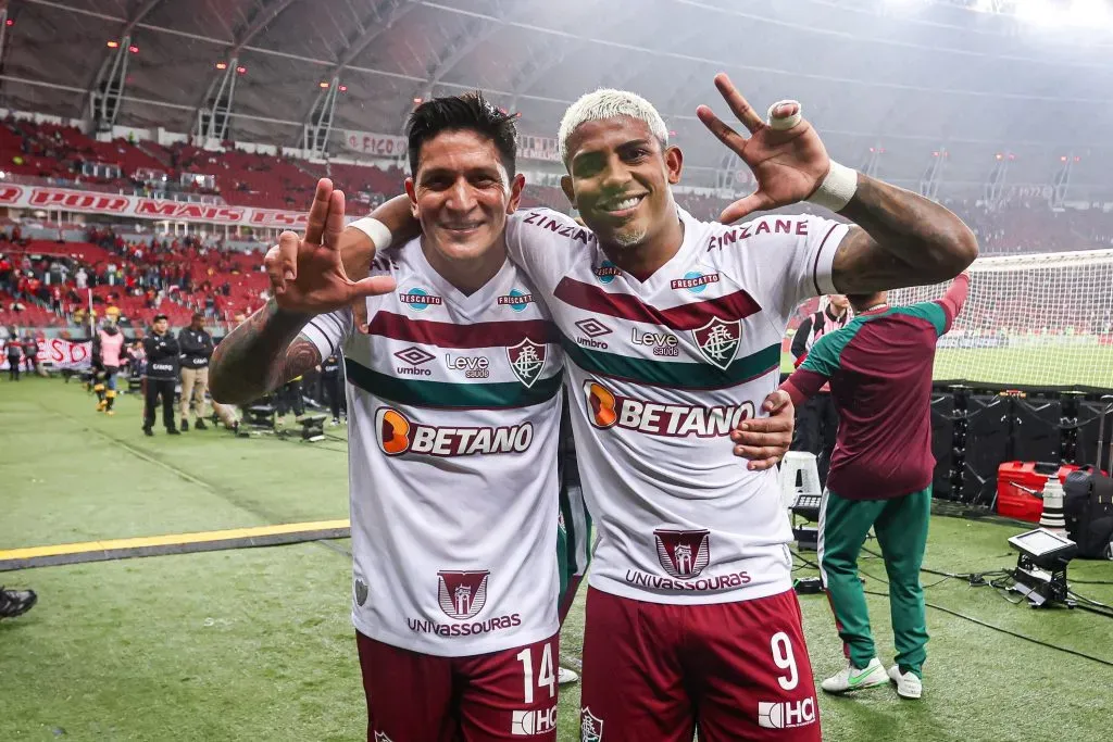 German Cano e John Kennedy jogadores do Fluminense – Foto: Maxi Franzoi/AGIF