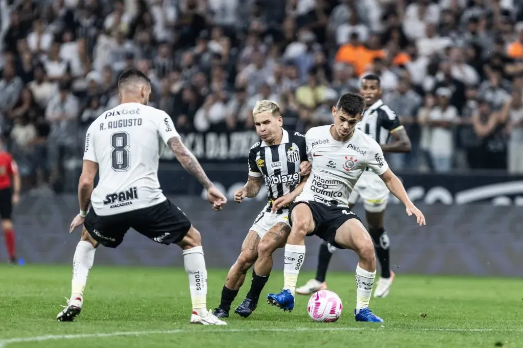 Foto: Abner Dourado/AGIF – Gabriel Moscardo jogador do Corinthians disputa lance com Soteldo jogador do Santos durante partida no estadio Arena Corinthians pelo campeonato Brasileiro A 2023.