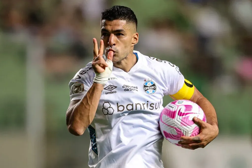 Foto: Gilson Lobo/AGIF – Luis Suarez jogador do Gremio comemora seu gol durante partida contra o America-MG no estadio Independencia pelo campeonato Brasileiro A 2023.