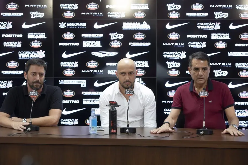 Foto: Daniel Vorley/AGIF – Duilio Monteiro , diretor de Futebol (E), Jorge Kalil , diretor adjunto de Futebol (D), Gerente de Futebol Alessandro Nunes (C) do Corinthians durante anuncio de sua saida no CT Joaquim Grava.