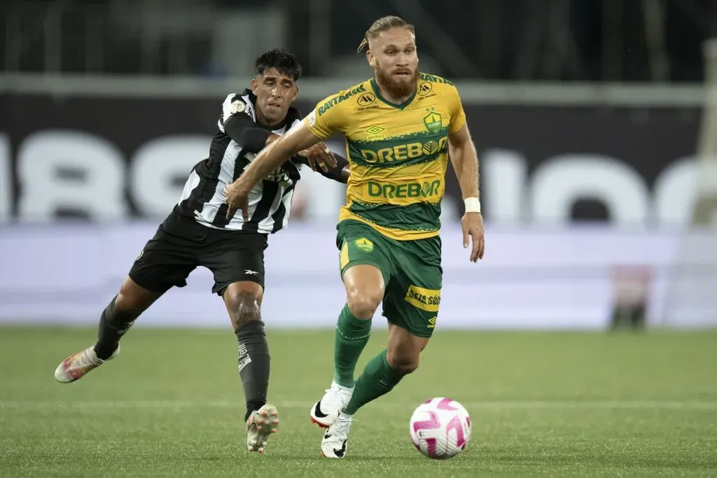 Foto: Jorge Rodrigues/AGIF – Di Placido jogador do Botafogo disputa lance com Pitta jogador do Cuiaba durante partida no estadio Engenhao pelo campeonato Brasileiro A 2023.