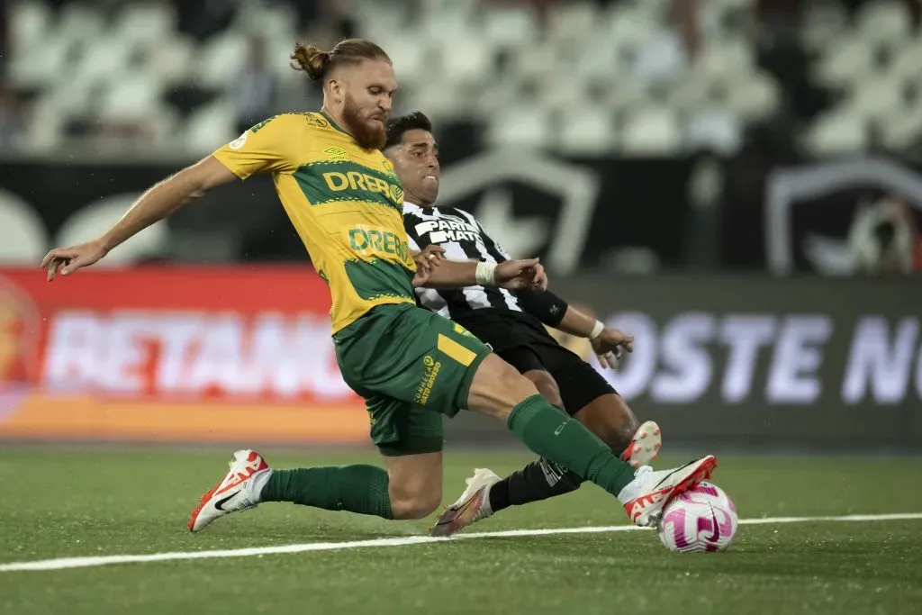 Pitta, jogador do Cuiabá, no lance do gol da vitória contra o Botafogo – Foto: Jorge Rodrigues/AGIF