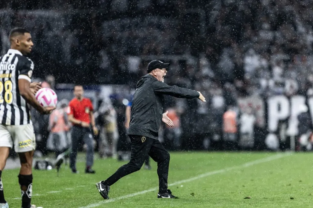 SP – SAO PAULO – 29/10/2023 – BRASILEIRO A 2023, CORINTHIANS X SANTOS – Mano Menezes tecnico do Corinthians durante partida contra o Santos no estadio Arena Corinthians pelo campeonato Brasileiro A 2023. Foto: Abner Dourado/AGIF