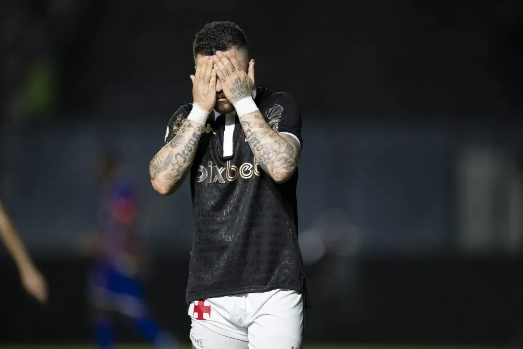 RJ – RIO DE JANEIRO – 18/10/2023 – BRASILEIRO A 2023, VASCO X FORTALEZA – Rossi jogador do Vasco lamenta durante partida contra o Fortaleza no estadio Sao Januario pelo campeonato Brasileiro A 2023. Foto: Jorge Rodrigues/AGIF