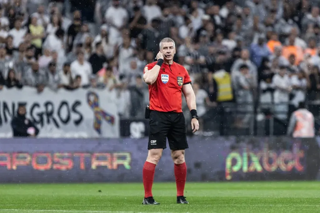 O arbitro Anderson Daronco durante partida entre Corinthians e Santos no estadio Arena Corinthians pelo campeonato Brasileiro A 2023. Foto: Abner Dourado/AGIF