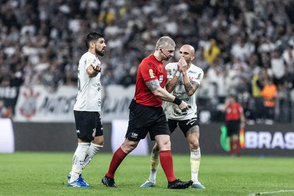 Fabio Santos reclama com Daronco após marcação do pênalti na Neo Química Arena – Foto: Abner Dourado/AGIF