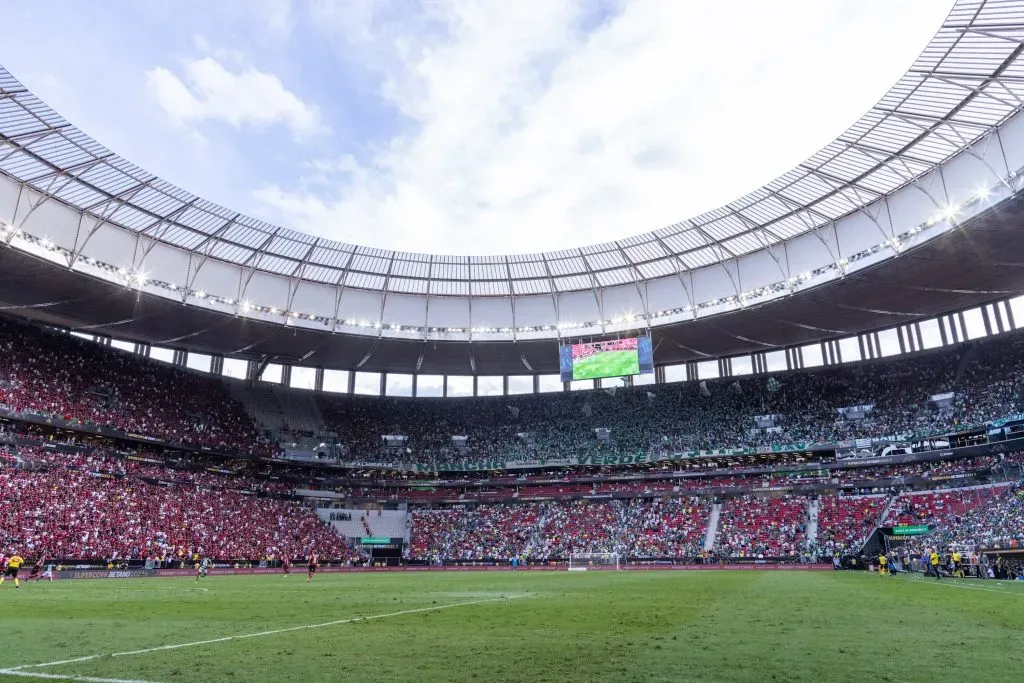 Torcida durante partida entre Palmeiras e Flamengo no Estádio Mane Garrincha – Foto: Ettore Chiereguini/AGIF