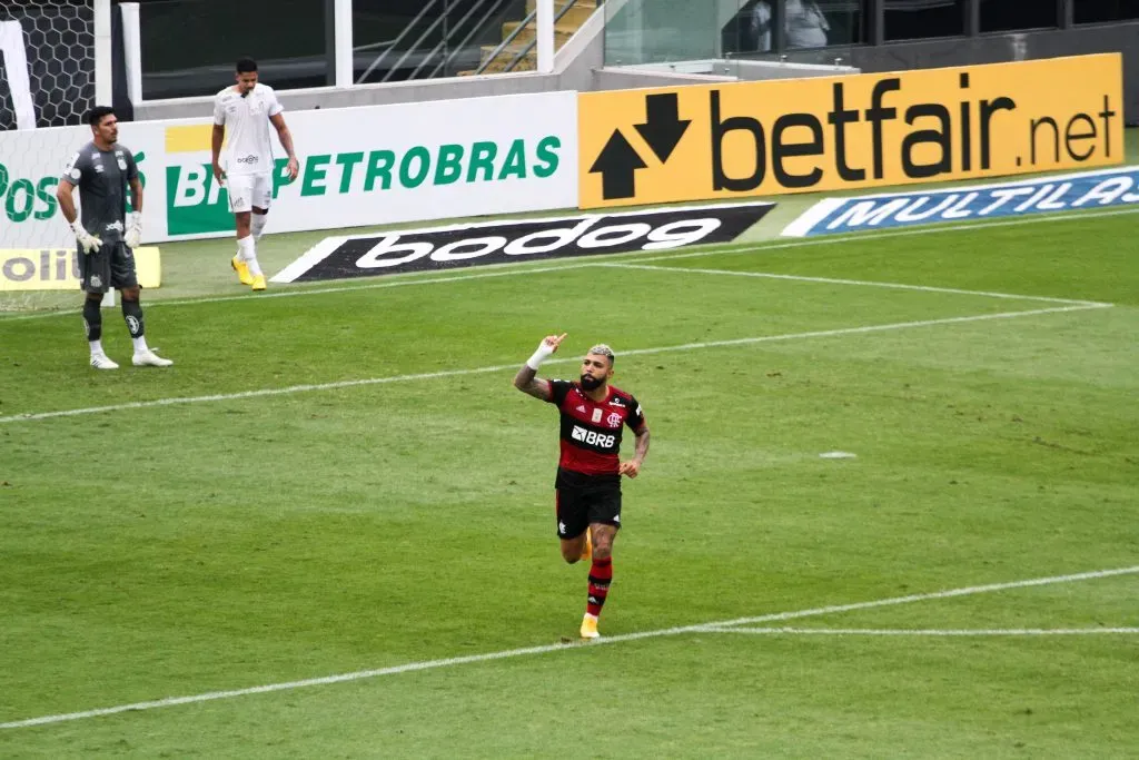 Gabigol comemora gol contra o Santos, na Vila Belmiro, em 2020 – Foto: Fernanda Luz/AGIF