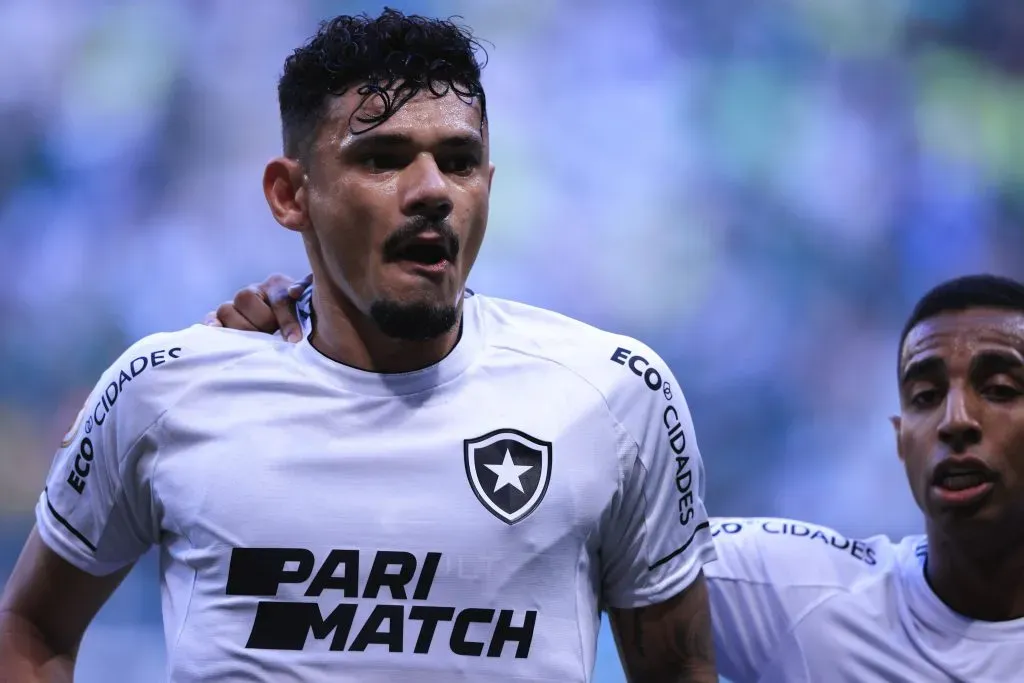 Foto: Ettore Chiereguini/AGIF – No primeiro turno, Tiquinho decidiu e Botafogo venceu o Palmeiras fora de casa