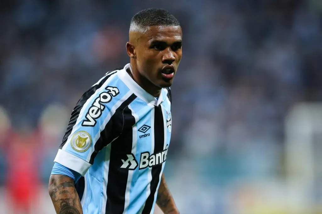 RS – Porto Alegre – 09/12/2021 – BRASILEIRO A 2021, GREMIO X ATLETICO-MG – Douglas Costa jogador do Gremio durante partida contra o Atletico-MG no estadio Arena do Gremio pelo campeonato Brasileiro A 2021. Foto: Pedro H. Tesch/AGIF