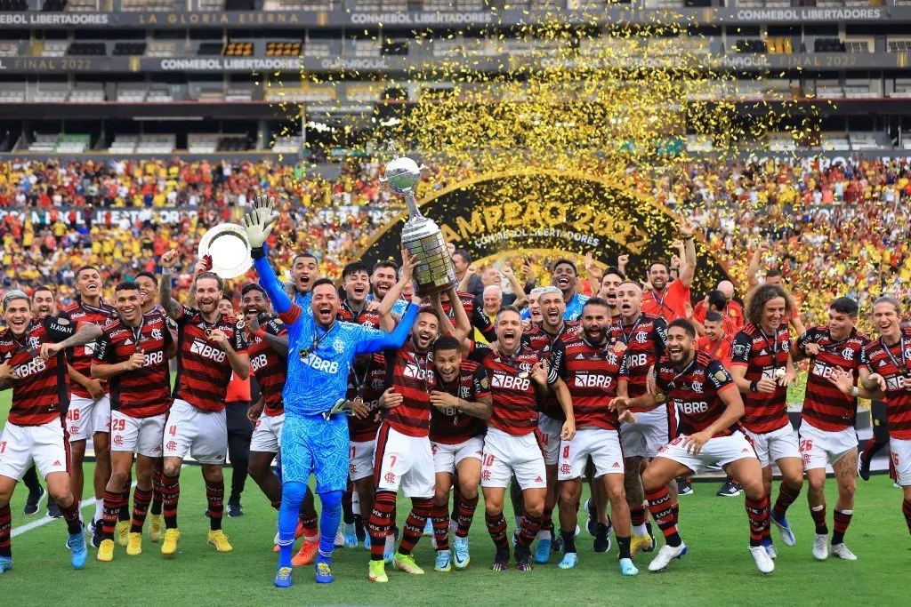 Éverton levantando a taça da Liberatdores 2022: Buda Mendes/Getty Images.